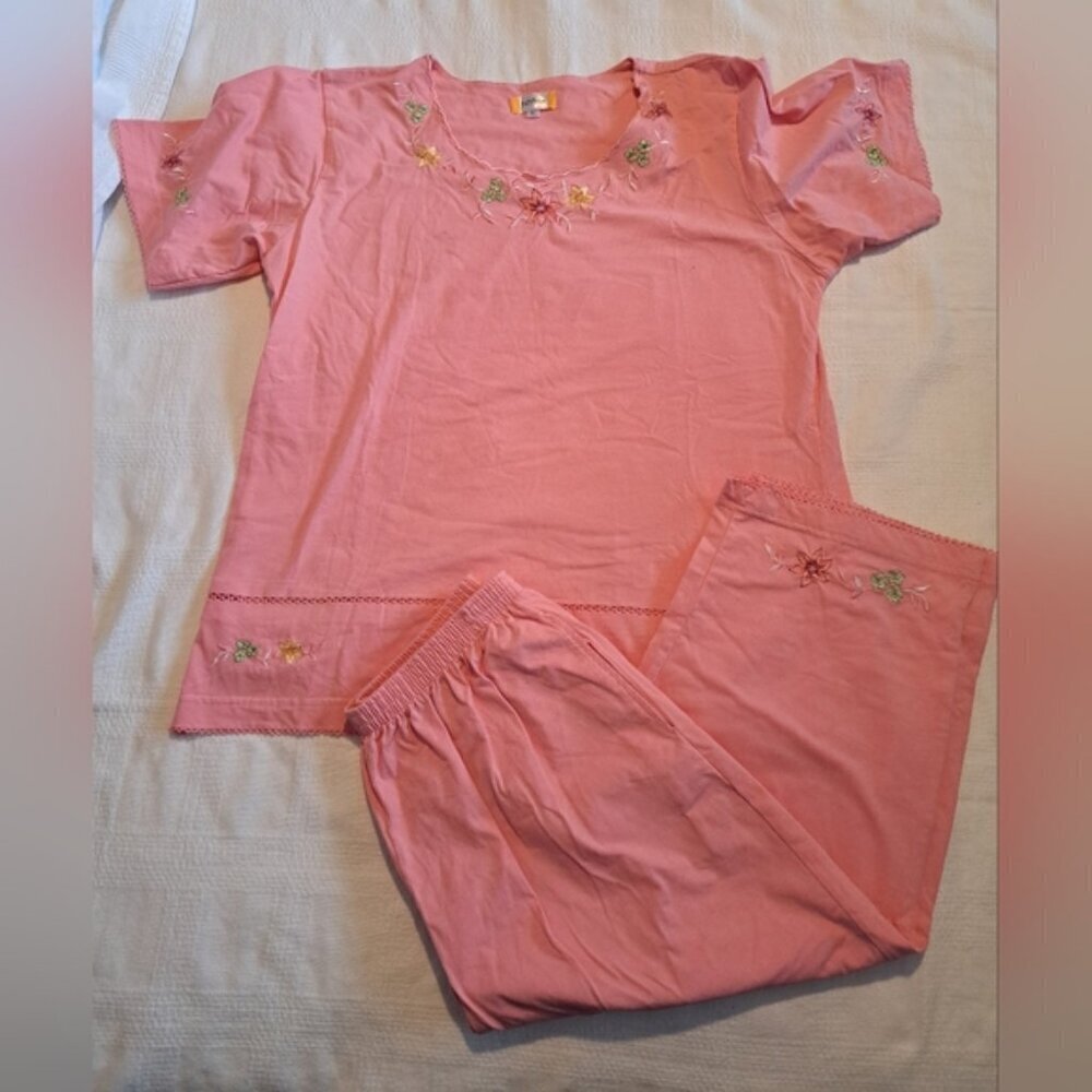 T C Fashion women's size Large lounge set, embroidered flowers, EUC